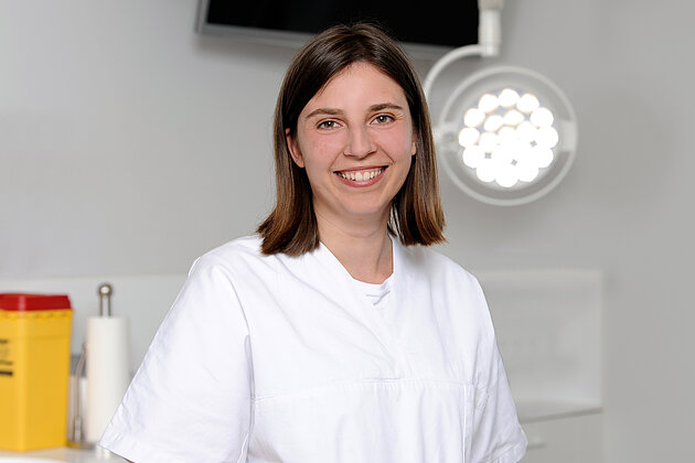 Frau Louisa Weber, Arzthelferin in der Frauenarztpraxis am Stachus
