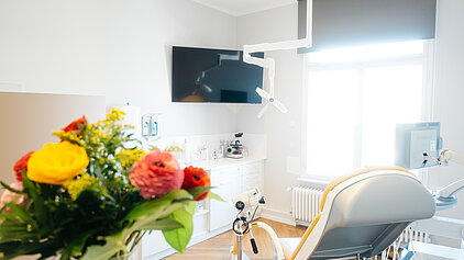 Frauenarztpraxis am Stachus Frauenärztin Dr. med. Barbara Meyer-Concron & Dr. med. Alexandra Wendler. Behandlungszimmer in der Praxis im Altbaurondell am Stachus.